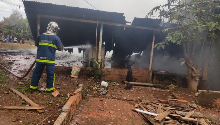 Ibema – Casa é completamente destruída por fogo 